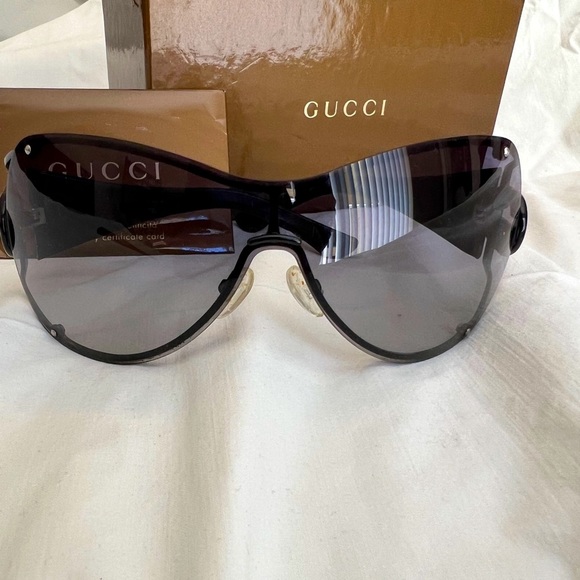 Gucci black Sunglasses w/Interlocking G Design - Picture 5 of 6